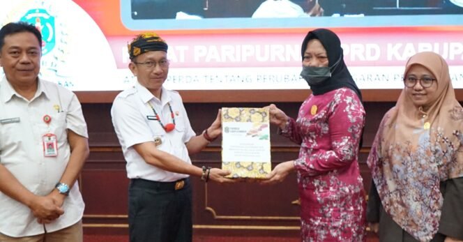 
					Wakil Bupati Nunukan, Hermanus menyerahkan Nota Keuangan tentang Rancangan Perubahan Anggaran Pendapatan dan Belanja Daerah Kabupaten Nunukan Tahun Anggaran 2025, kepada Ketua DPRD Nunukan, Rachma Leppa Hafid, Jumat (27/8/2025).