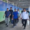Rahmat (kaos biru tengah) dipulangkan setelah mendapatkan perawatan medis di Hospital Tawau. Rahmat merupakan salah satu korban selamat atas peristiwa karamnya kapal Sembako pada Sabtu (19/7/2025) lalu. Ia hanyut ke perairan Malaysia dan ditemukan nelayan setelah dua hari terombang ambing di lautan. Dok. Penerangan LANAL Nunukan.