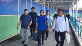 Rahmat (kaos biru tengah) dipulangkan setelah mendapatkan perawatan medis di Hospital Tawau. Rahmat merupakan salah satu korban selamat atas peristiwa karamnya kapal Sembako pada Sabtu (19/7/2025) lalu. Ia hanyut ke perairan Malaysia dan ditemukan nelayan setelah dua hari terombang ambing di lautan. Dok. Penerangan LANAL Nunukan.