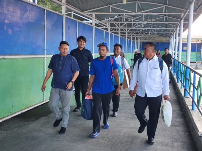 
					Rahmat (kaos biru tengah) dipulangkan setelah mendapatkan perawatan medis di Hospital Tawau. Rahmat merupakan salah satu korban selamat atas peristiwa karamnya kapal Sembako pada Sabtu (19/7/2025) lalu. Ia hanyut ke perairan Malaysia dan ditemukan nelayan setelah dua hari terombang ambing di lautan. Dok. Penerangan LANAL Nunukan.