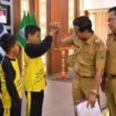 Bupati Nunukan, Irwan Sabri melakukan tos dengan anak sekolah saat membagikan seragam gratis secara simbolis yang menjadi implementasi salah satu program unggulan Pemerintah, Selasa (26/8/2025).
