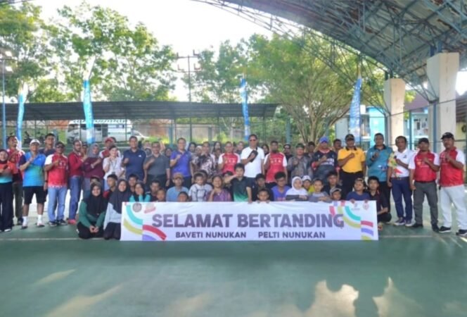 
					Foto bersama para perserta pertandingan Tenis Lapangan dalam rangka memeriahkan Hari Ulang Tahun ke-80 Kemerdekaan Republik Indonesia, Jumat (29/8/2025). Dok.Prokopim.