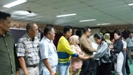 Plt Sekda Nunukan Ir Jabbar, melepas keberangkatan 32 mahasiswa baru penerima Beasiswa Afirmasi ke Universitas Hasanuddin (UNHAS), Makassar, Sabtu (2/8/2025). Dok.Prokopim.