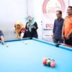 Kabid Pemuda dan Olahraga, Dinas Pemuda dan Olahraga Nunukan, Marlina bersama Ketua KONI Nunukan, Samran Nur Alim, melakukan sosokan bola pertama sebagai pembuka turnamen billiard. Dok.Prokopim.