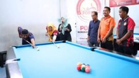 Kabid Pemuda dan Olahraga, Dinas Pemuda dan Olahraga Nunukan, Marlina bersama Ketua KONI Nunukan, Samran Nur Alim, melakukan sosokan bola pertama sebagai pembuka turnamen billiard. Dok.Prokopim.