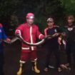 Petugas Damkar Nunukan menunjukkan salah satu ular sanca yang masuk perumahan warga dan berhasil dievakuasi. Dok. Disdamkar.