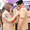 Ketua Kwartir Daerah Gerakan Pramuka Provinsi Kalimantan Utara, Rachmawati Zainal menyematkan lencana penghargaan Panca Warsa I kepada Bupati Nunukan, Irwan Sabri dalam peringatan gebyar hari Pramuka ke-64 tingkat Provinsi Kalimantan Utara 2025, di Bumi Perkemahan Mansapa, Kecamatan Nunukan Selatan, Sabtu (23/8/2025). Dok.Prokopim.