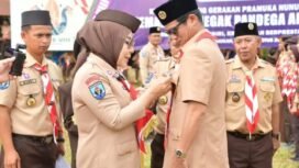 Ketua Kwartir Daerah Gerakan Pramuka Provinsi Kalimantan Utara, Rachmawati Zainal menyematkan lencana penghargaan Panca Warsa I kepada Bupati Nunukan, Irwan Sabri dalam peringatan gebyar hari Pramuka ke-64 tingkat Provinsi Kalimantan Utara 2025, di Bumi Perkemahan Mansapa, Kecamatan Nunukan Selatan, Sabtu (23/8/2025). Dok.Prokopim.
