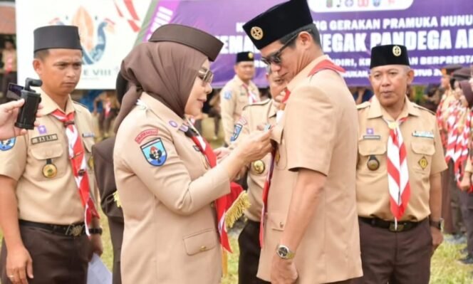 
					Ketua Kwartir Daerah Gerakan Pramuka Provinsi Kalimantan Utara, Rachmawati Zainal menyematkan lencana penghargaan Panca Warsa I kepada Bupati Nunukan, Irwan Sabri dalam peringatan gebyar hari Pramuka ke-64 tingkat Provinsi Kalimantan Utara 2025, di Bumi Perkemahan Mansapa, Kecamatan Nunukan Selatan, Sabtu (23/8/2025). Dok.Prokopim.