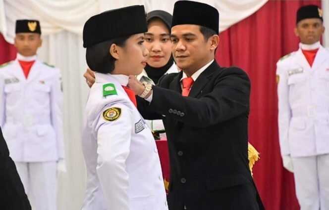 
					Bupati Nunukan, Irwan Sabri mengukuhkan Paskibra Kabupaten, untuk acara HUT 80 RI, Minggu (17/8/2025). Dok.Prokopim.