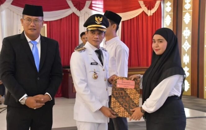 
					Bupati Nunukan, Irwan Sabri menyerahkan remisi secara simbolis kepada Napi Lapas Nunukan di HUT 80 RI, Minggu (17/8/2025).Dok.Prokopim.