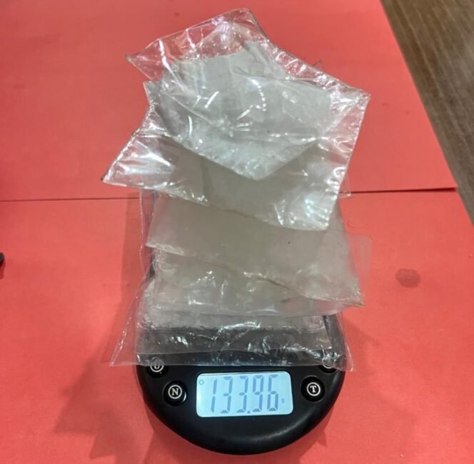 
					Barang bukti 133,96 gram sabu sabu yang diamankan Satreskoba Polres Nunukan, pada aksi penggerebekan rumah di Jalan Pasar Baru RT 005 Nunukan Timur, Rabu (3/9/2025) dini hari. Dok.Polres Nunukan.