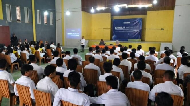 
					Sebanyak 140 mahasiswa baru Universitas Terbuka (UT) di wilayah Kabudaya, mengikuti acara Orientasi Studi dan Pelatihan Keterampilan Jarak Jauh, di Gedung BPU, Mansalong, Lumbis, Sabtu (6/9/2025).  Dok.Prokopim.