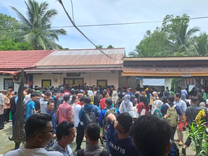 
					Antrean peserta PPPK Paruh Waktu untuk pembuatan SKCK di Mako Polres Nunukan, Jumat (12/9/2025). Dok.Polres Nunukan.