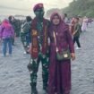 Angga Khoirul Anam, pemuda penjual pentol di Nunukan yang lolos menjadi prajurit Marinir, berfoto bersama ibundanya, pasca pembaretan di Surabaya. Dok.Sutriono.