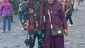 Angga Khoirul Anam, pemuda penjual pentol di Nunukan yang lolos menjadi prajurit Marinir, berfoto bersama ibundanya, pasca pembaretan di Surabaya. Dok.Sutriono.