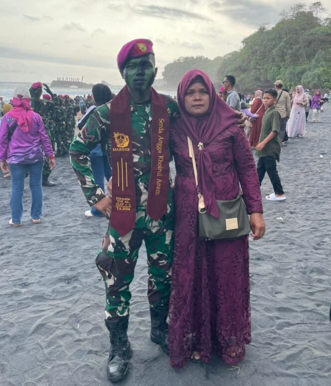 
					Angga Khoirul Anam, pemuda penjual pentol di Nunukan yang lolos menjadi prajurit Marinir, berfoto bersama ibundanya, pasca pembaretan di Surabaya. Dok.Sutriono.