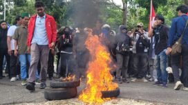Demonstrasi Aliansi Peduli Demokrasi di Depan Gedung DPRD Nunukan pada agenda September hitam.