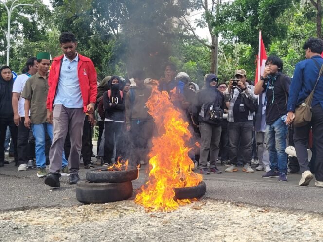 
					Demonstrasi Aliansi Peduli Demokrasi di Depan Gedung DPRD Nunukan pada agenda September hitam.