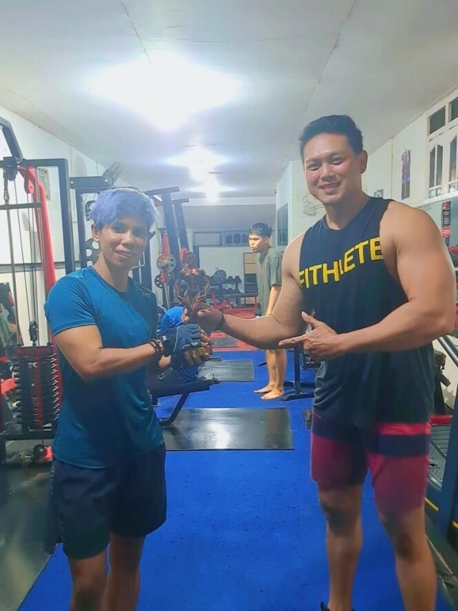 
					Atlet womens fitness Nunukan, Dorkas Billy Daud bersama pelatihnya, Kurniawan.