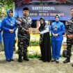 Danlanal Nunukan, Letkol Laut (P) Primayantha Maulana Malik memberikan santunan kepada Warakawuri pada peringatan HUT 80 TNI AL, Senin (8/9/2025). Dok.Penerangan LANAL Nunukan.