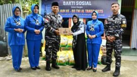 Danlanal Nunukan, Letkol Laut (P) Primayantha Maulana Malik memberikan santunan kepada Warakawuri pada peringatan HUT 80 TNI AL, Senin (8/9/2025). Dok.Penerangan LANAL Nunukan.
