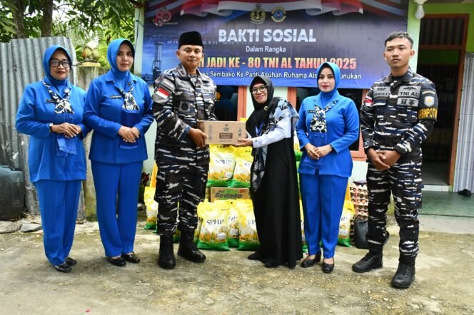 
					Danlanal Nunukan, Letkol Laut (P) Primayantha Maulana Malik memberikan santunan kepada Warakawuri pada peringatan HUT 80 TNI AL, Senin (8/9/2025). Dok.Penerangan LANAL Nunukan.