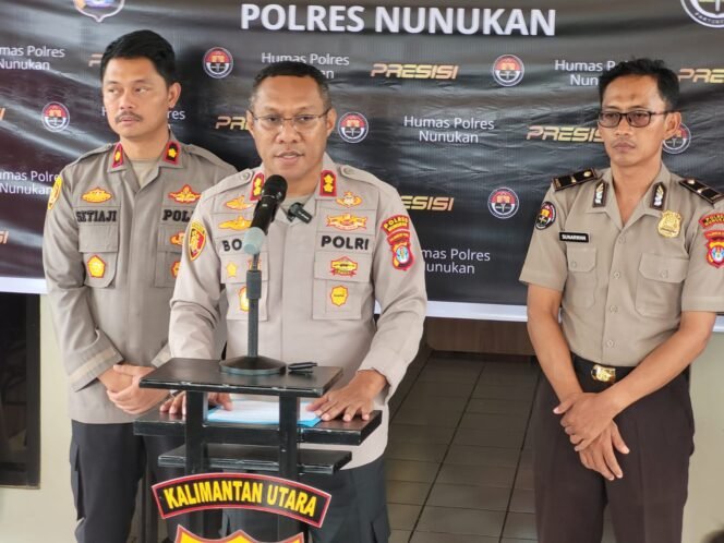 
					Kapolres Nunukan AKBP Bonifasius Rumbewas saat jumpa pers terkait penangkapan 4 anggota Polres Nunukan oleh Mabes Polri terkait dugaan keterlibatan narkoba.