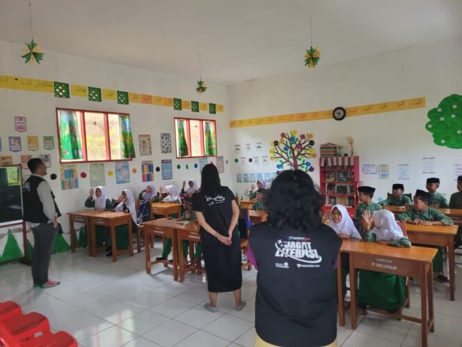 
					Ilustrasi : lukisan mural di tembok sekolah yang bertujuan untuk pembelajaran asik dan menyenangkan.