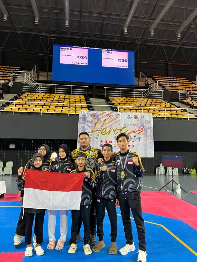 
					Foto bersama di Lag Heros Internasional di Negeri Sembilan, Malaysia. Dok.Yosep.