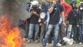 Aksi demonstrasi Aliansi Peduli Demokrasi Nunukan di Gedung DPRD Nunukan, Senin (1/9/2025).