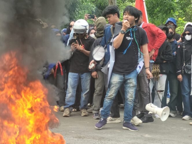 
					Aksi demonstrasi Aliansi Peduli Demokrasi Nunukan di Gedung DPRD Nunukan, Senin (1/9/2025).