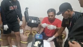 Petugas melakukan narkotes, memastikan 5 paket ekstasi sebanyak 490 butir yang diamankan di Jalan Iskandar Muda, Nunukan Barat, Minggu (31/8/2025). Dok.BNNK Nunukan.