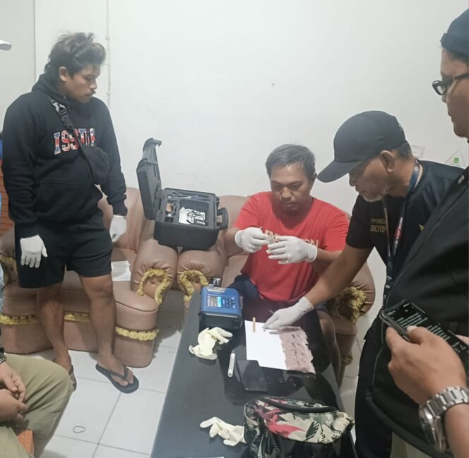 
					Petugas melakukan narkotes, memastikan 5 paket ekstasi sebanyak 490 butir yang diamankan di Jalan Iskandar Muda, Nunukan Barat, Minggu (31/8/2025). Dok.BNNK Nunukan.
