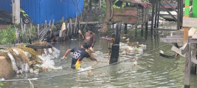 
					Ilustrasi : Aktifitas mencuci tali rumput laut oleh pekerja rumput laut di Kabupaten Nunukan.