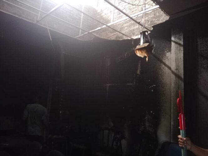 
					Lantai 2 Gedung LPP RRI Nunukan terbakar, Sabtu (6/9/2025). Api berasal dari korsleting kabel AC. Dok.Disdamkar Nunukan.