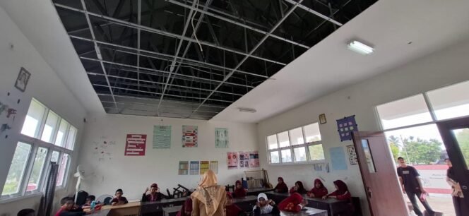 
					Kondisi SDN 004 Nunukan Selatan, yang sekaligus menjadi ganbaran banyak sekolah lain yang dibangun Kemendikbud tahun lalu. 