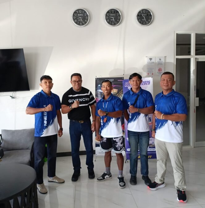 
					Atlet Fitness Nunukan berfoto bersama Ketua PBFI Kaltara, sebelum naik podium di event Bupati Malinau Cup 2025.