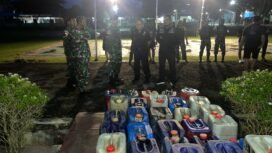 Barang bukti 28 jerigen BBM ilegal asal Malaysia yang diamankan Satgas Pamtas Yonkav 13/SL di depan Pos Bukit Keramat, Pulau Sebatik, Minggu (14/9/2025). Dok.Penerangan Yonkav 13/SL.