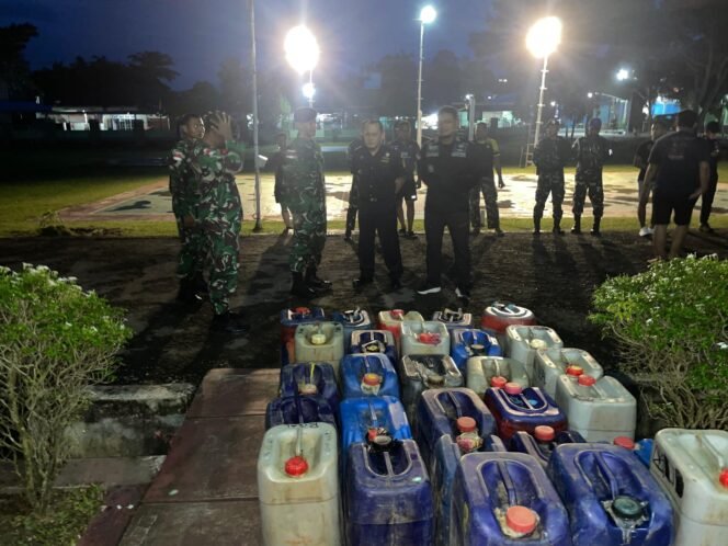 
					Barang bukti 28 jerigen BBM ilegal asal Malaysia yang diamankan Satgas Pamtas Yonkav 13/SL di depan Pos Bukit Keramat, Pulau Sebatik, Minggu (14/9/2025). Dok.Penerangan Yonkav 13/SL.