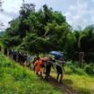 Iringan penandu orang sakit di Krayan. Ironi perbatasan negara yang masih minim perhatian pemerintah.Dok.Rian Antony.