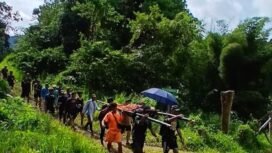 Iringan penandu orang sakit di Krayan. Ironi perbatasan negara yang masih minim perhatian pemerintah.Dok.Rian Antony.