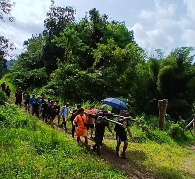 
					Iringan penandu orang sakit di Krayan. Ironi perbatasan negara yang masih minim perhatian pemerintah.Dok.Rian Antony.