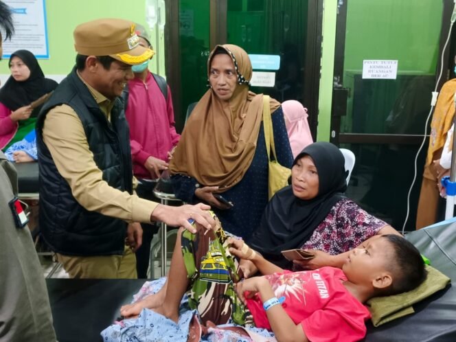 
					Bupati Nunukan, Irwan Sabri melihat langsung kondisi puluhan anak di Sebatik yang diduga keracunan menu MBG, Rabu (30/9/2025).