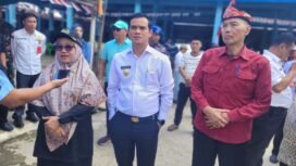 Bupati Nunukan, Irwan Sabri, bersama Wakil Ketua DPRD Nunukan, Arpiah dan Kepala DKP Kaltara, Rukhi Sayahdin, saat meninjau kesiapan gudang ikan di pasar Jamaker dalam rangka persiapan impor ikan Malaysia, Rabu (3/9/2025).