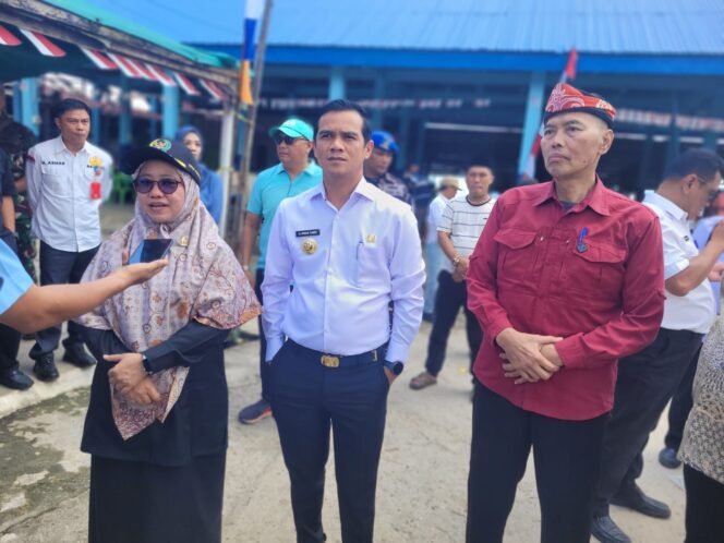
					Bupati Nunukan, Irwan Sabri, bersama Wakil Ketua DPRD Nunukan, Arpiah dan Kepala DKP Kaltara, Rukhi Sayahdin, saat meninjau kesiapan gudang ikan di pasar Jamaker dalam rangka persiapan impor ikan Malaysia, Rabu (3/9/2025).