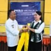 Wakil Bupati Nunukan, Hermanus, pakaikan jaket Almamater UT kepada istri, beri teladan dan ajakan kuliah bagi warga pedalaman Nunukan. Dok.Prokopim.