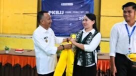 Wakil Bupati Nunukan, Hermanus, pakaikan jaket Almamater UT kepada istri, beri teladan dan ajakan kuliah bagi warga pedalaman Nunukan. Dok.Prokopim.