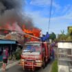 Petugas Damkar berupaya memadamkan api pada kebakaran hebat di Blok 3, RT 06, Nunukan Barat, Senin (8/9/2025). Dok.Disdamkar Nunukan.