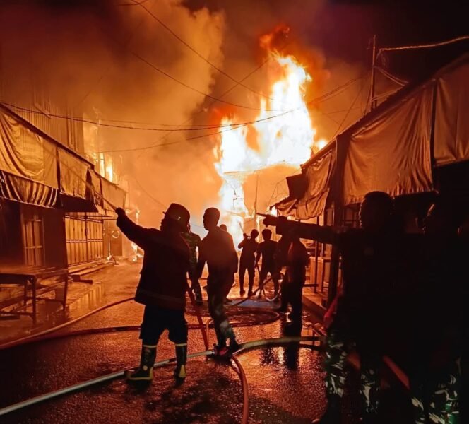 
					Kebakaran Mansalong, Minggu (14/9.2025) dini hari. BPBD Nunukan mencatat 51 bangunan habis terbakar, 56 KK kehilangan tempat tinggal. Dok.Disdamkar Nunukan.